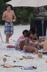 TAYLOR SWIFT with Friends at a Beach in Hamilton Island 12/01/2015