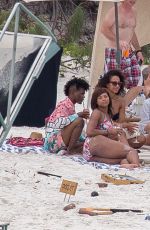 TAYLOR SWIFT with Friends at a Beach in Hamilton Island 12/01/2015