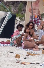 TAYLOR SWIFT with Friends at a Beach in Hamilton Island 12/01/2015