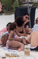 TAYLOR SWIFT with Friends at a Beach in Hamilton Island 12/01/2015
