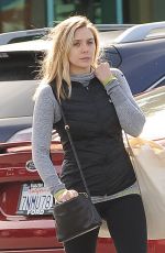 ELIZABETH OLSEN Leaves Gelson