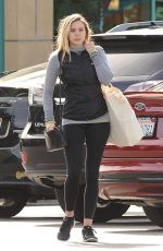 ELIZABETH OLSEN Leaves Gelson