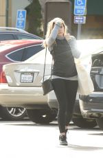 ELIZABETH OLSEN Leaves Gelson