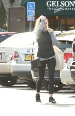 ELIZABETH OLSEN Leaves Gelson