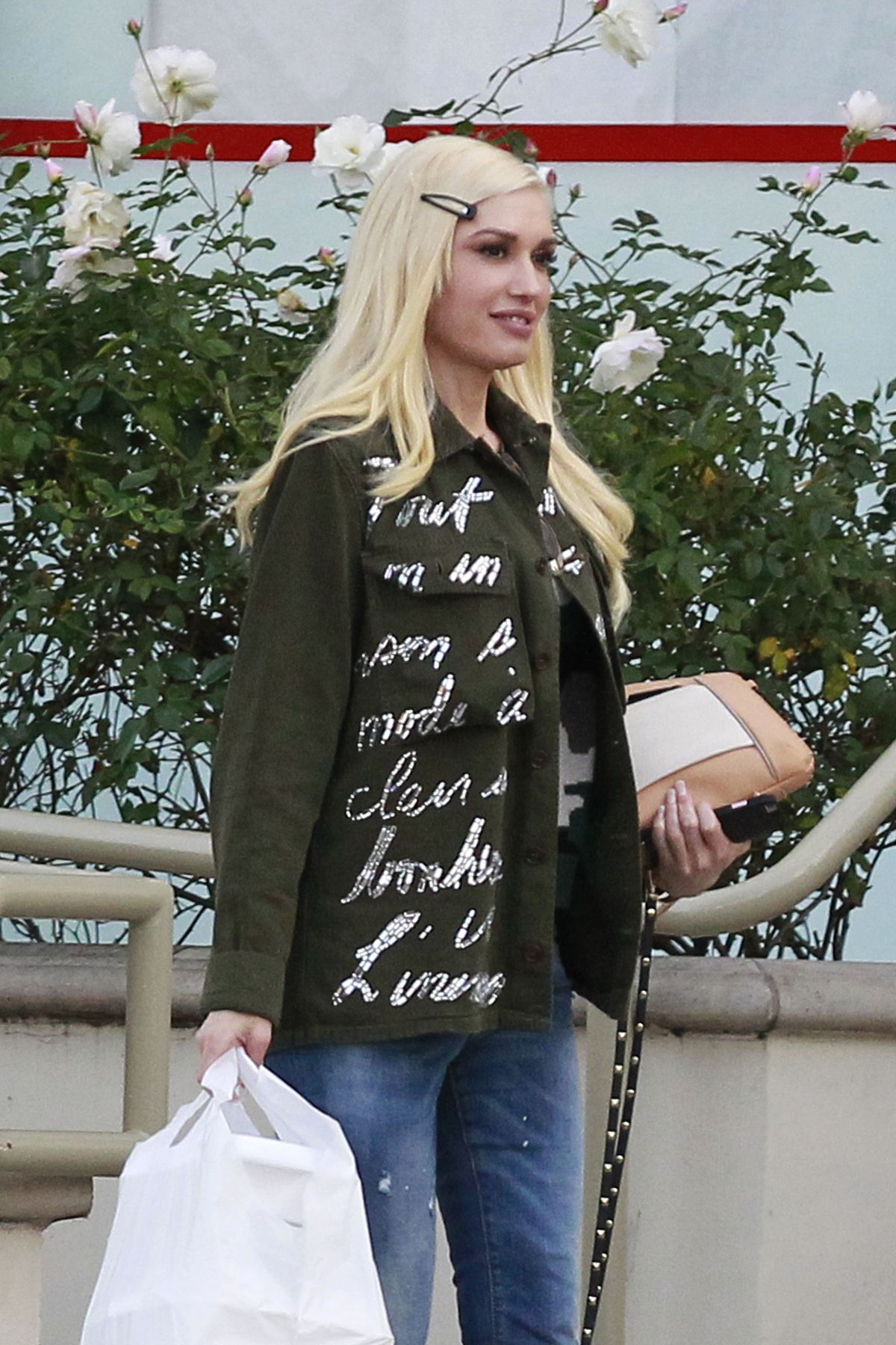 GWEN STEFANI Picks Up Dinner To Go in Los Angeles 01/16/2016 GWEN STEFANI Picks Up Dinner To Go in Los Angeles 01/16/2016