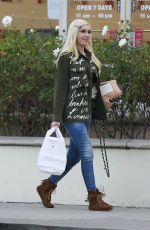 GWEN STEFANI Picks Up Dinner To Go in Los Angeles 01/16/2016