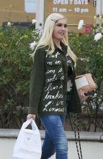 GWEN STEFANI Picks Up Dinner To Go in Los Angeles 01/16/2016