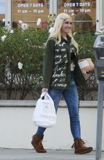 GWEN STEFANI Picks Up Dinner To Go in Los Angeles 01/16/2016