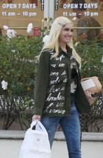 GWEN STEFANI Picks Up Dinner To Go in Los Angeles 01/16/2016