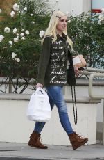 GWEN STEFANI Picks Up Dinner To Go in Los Angeles 01/16/2016