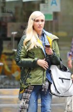 GWEN STEFANI Shopping in Korea Town in Los Angeles 01/18/2016