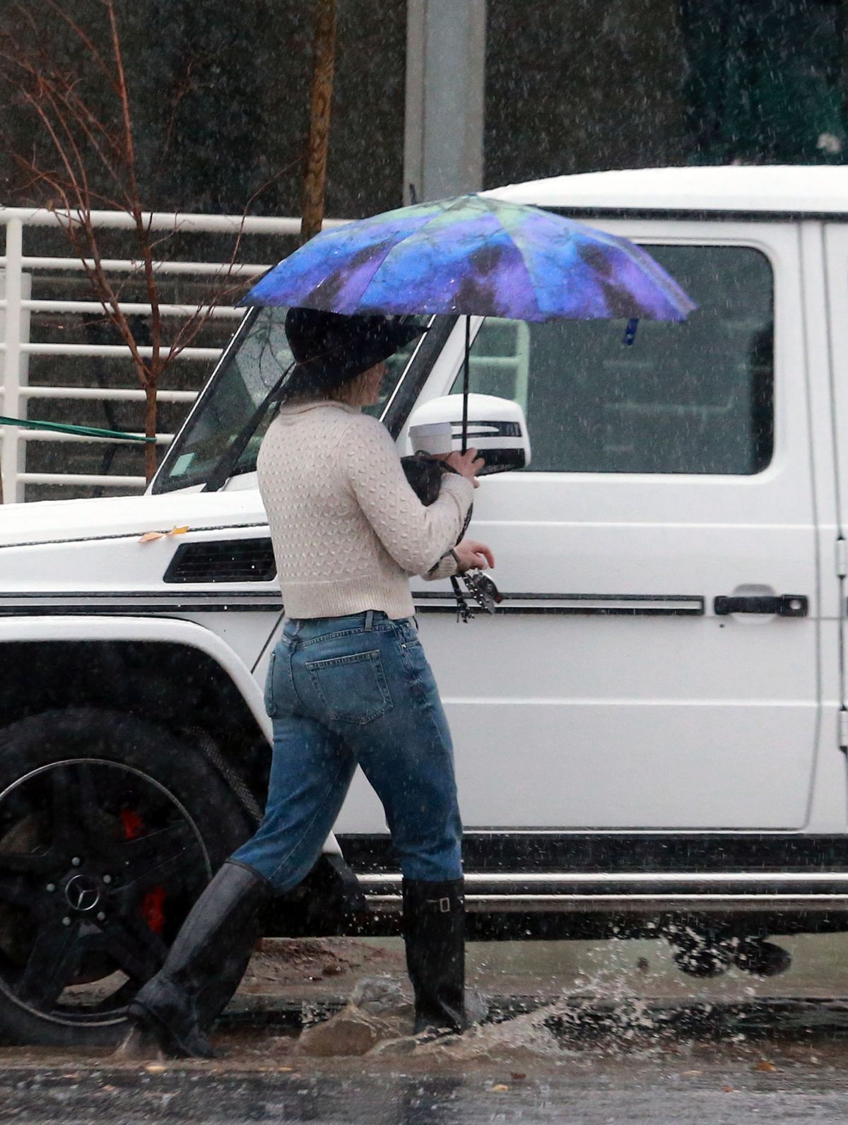 hilary-duff-out-on-a-rainy-day-in-los-angeles-01-05-2016-hawtcelebs