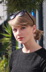 TAYLOR SWIFT Shoping at Brandy Melville on Venture Boulevard 01/15/2016