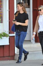 JENNIFER GARNER Out and About in Santa Monica 01/04/2016