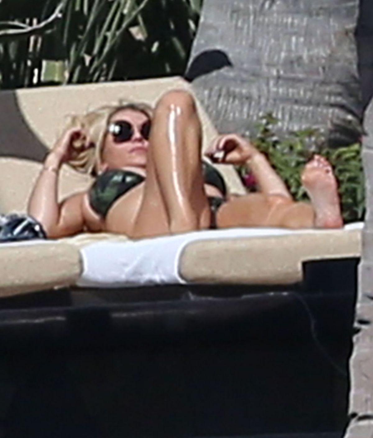 JESSICA SIMPSON in Bikini at a Pool in Cabo San Lucas 01/17/2016 JESSICA SIMPSON in Bikini at a Pool in Cabo San Lucas 01/17/2016