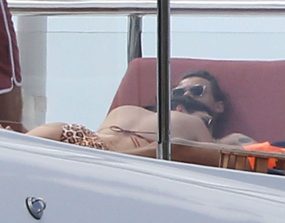 kendall-jenner-and-harry-styles-at-a-yacht-in-st.-barts-12-31-2015_11.