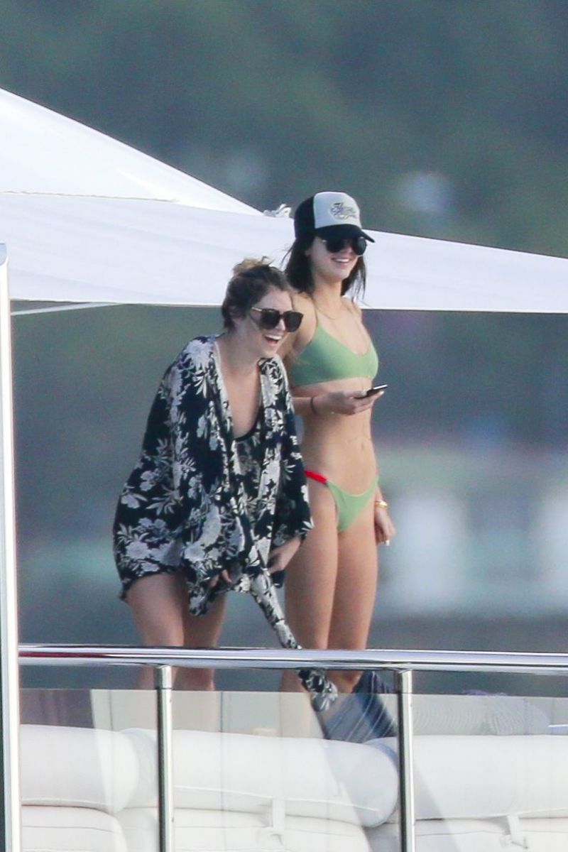 Kendall Jenner And Harry Styles At A Yacht In St Barts 12