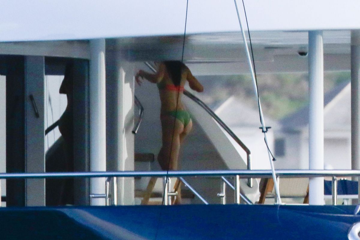Kendall Jenner And Harry Styles At A Yacht In St Barts 12