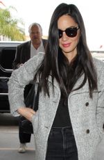 OLIVIA MUNN Arrives at LAX Airport in Los Angeles 01/11/2016