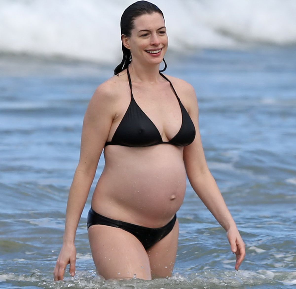 pregnant-anne-hathaway-in-bikini-at-a-beach-in-hawaii-01-03-2016_16.