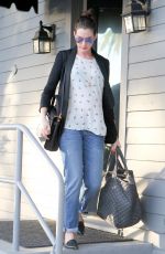 Pregnant ANNE HATHAWAY Leaves a Gym in West Hollywood 01/22/2016