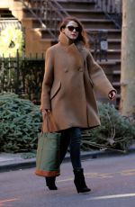 Pregnant KERI RUSSELL Out and About in Brooklyn 01/06/2016