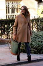 Pregnant KERI RUSSELL Out and About in Brooklyn 01/06/2016