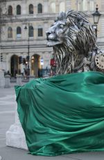 RACHEL RILEY Unveils 5th Lion Statue at Trafalgar Square in London 01/28/2016