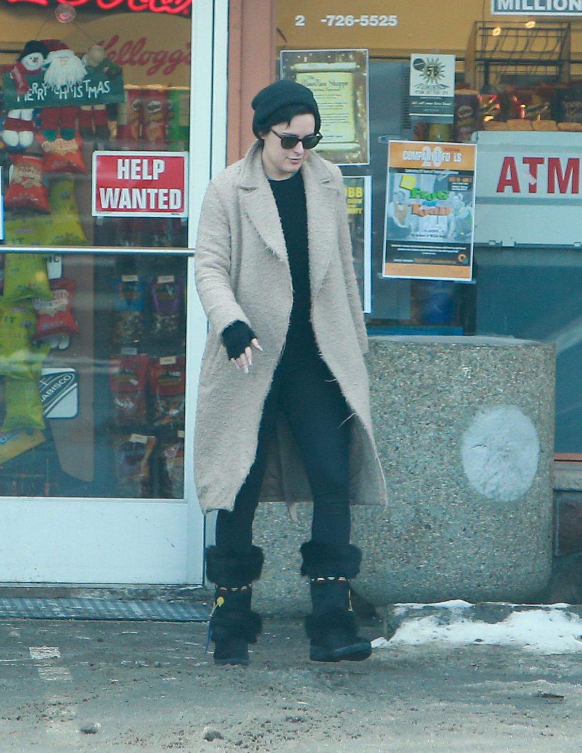 RUMER WILLIS Out Shopping in Sun Valley 01/03/2016 RUMER WILLIS Out Shopping in Sun Valley 01/03/2016