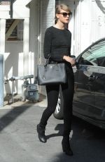 TAYLOR SWIFT Shoping at Brandy Melville on Venture Boulevard 01/15/2016