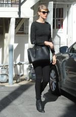 TAYLOR SWIFT Shoping at Brandy Melville on Venture Boulevard 01/15/2016