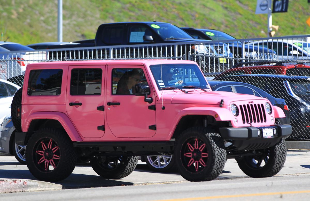 AMBER ROSE in Her Pink Jeep Driving Around in Los Angeles 02/01/2016 –  HawtCelebs