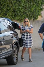 BUSY PHILIPPS Shopping a Cake in Los Angeles 02/12/2016