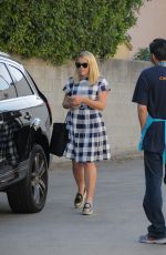 BUSY PHILIPPS Shopping a Cake in Los Angeles 02/12/2016