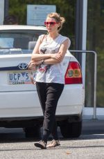 DANII MINOGUE Leaves a Doctors Clinic in Melbourne 01/28/2016