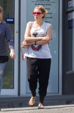 DANII MINOGUE Leaves a Doctors Clinic in Melbourne 01/28/2016