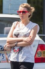 DANII MINOGUE Leaves a Doctors Clinic in Melbourne 01/28/2016