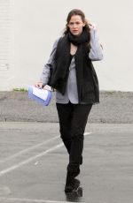 JENNIFER GARHER Shopping at Farmers Market in Los Angeles 01/31/2016