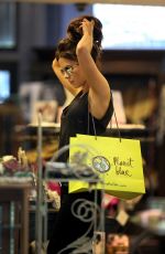 KATE BECKINSALE Shopping in Santa Monica 02/01/2016