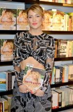 KATE HUDSON Signs Her Pretty Happy: Healthy Ways to Love Your Body Book 02/19/2016