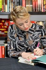 KATE HUDSON Signs Her Pretty Happy: Healthy Ways to Love Your Body Book 02/19/2016