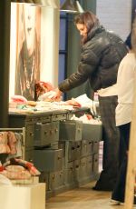 KATIE HOLME Shopping on Madison Avenue in New York 02/09/2016