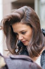 KATIE HOLME Shopping on Madison Avenue in New York 02/09/2016