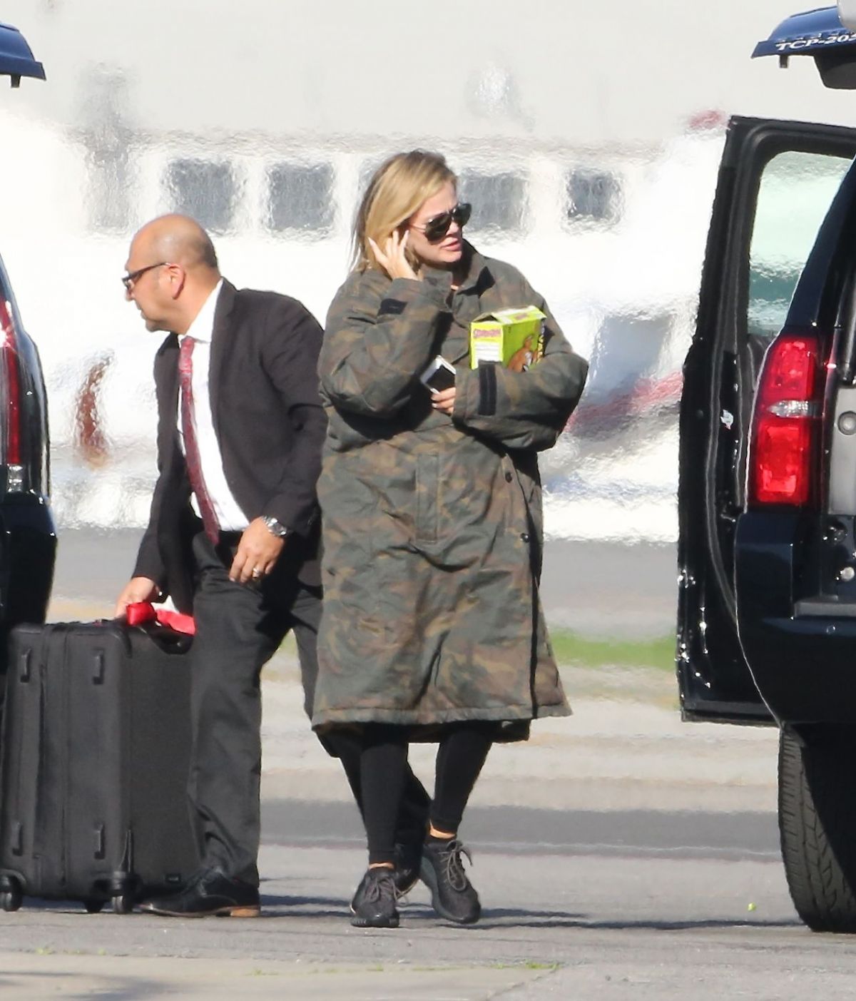 KHLOE KARDASHIAN at LAX Airport in Los Angeles 02/12/2016 KHLOE KARDASHIAN at LAX Airport in Los Angeles 02/12/2016