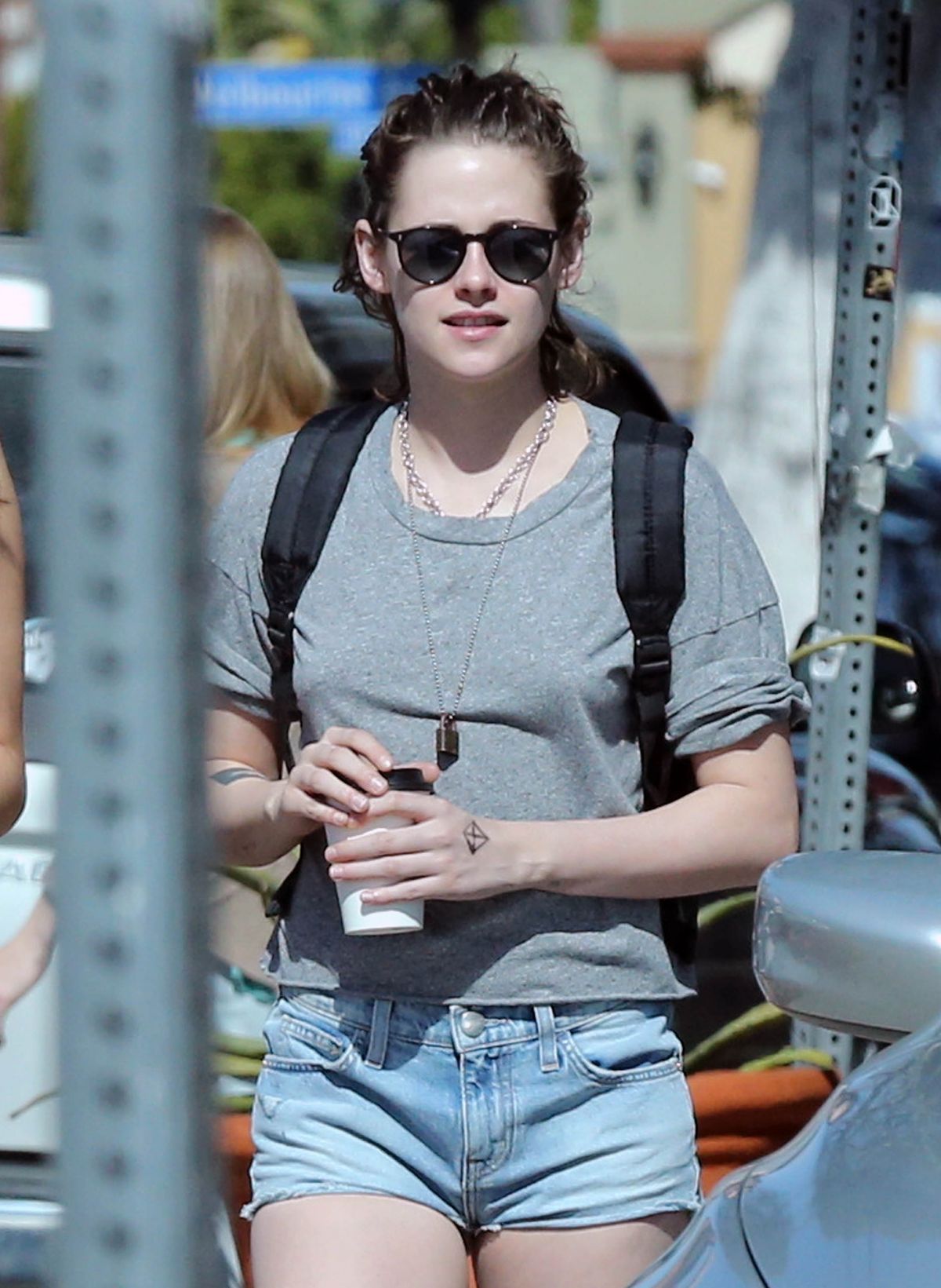 KRISTEN STEWART in Shorts Out for Lunch in Los Feliz 02/12/2016 KRISTEN STEWART in Shorts Out for Lunch in Los Feliz 02/12/2016