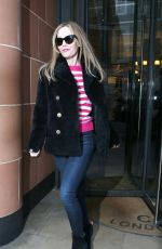 LESLIE MANN Leaves Her Hotel in London 02/09/2016