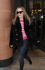 LESLIE MANN Leaves Her Hotel in London 02/09/2016