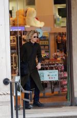 MEG RYAN Leaves Duane Reade Pharmacy and Store in Soho 02/04/2016