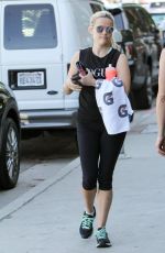 REESE WITHERSPOON Paying for Her Parking in Los Angeles 02/20/2016