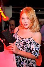 RENEE OLSTEAD at Kari Feinstein’s Style Lounge in Los Angeles 02/25/2016